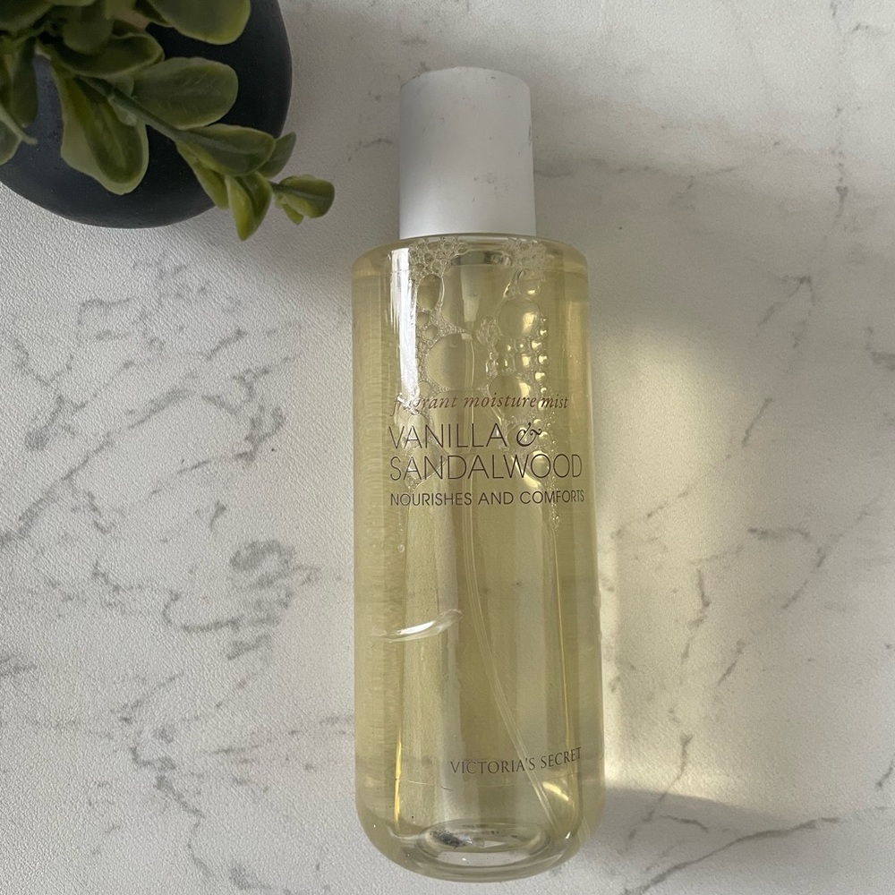 Victoria's Secret Vanilla & Sandalwood Fragrant Moisture Mist